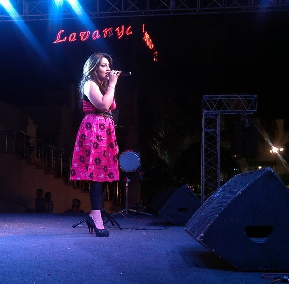 professional female singer agra